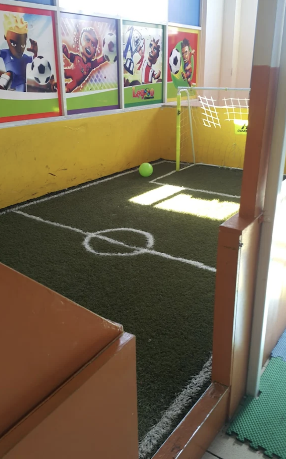 Cancha de fútbol infantil dentro del salón